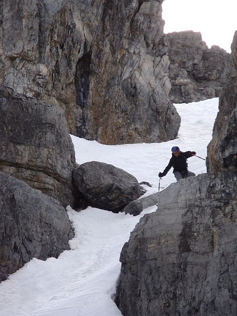 une fois sorti de la face : petit goulet au pied de l'Escalinade sud, ski plus relax