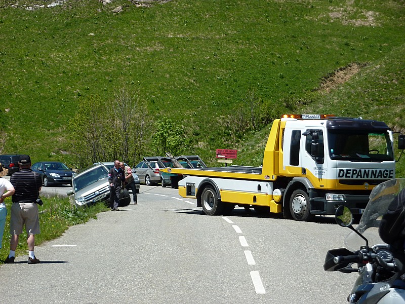 Roselend : Un gros 4x4 dans le fossé