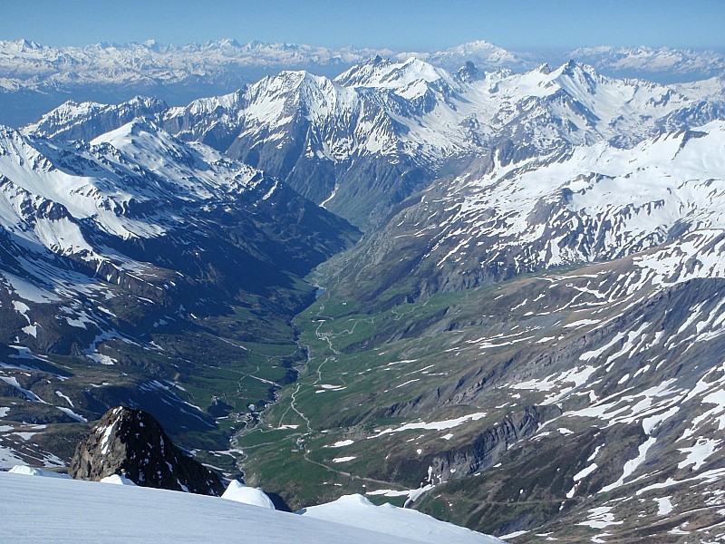 D'où nous arrivons : La vallée est verdoyante mais les névés y offrent un accès royal.