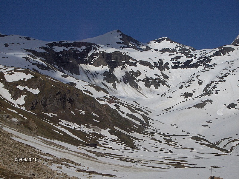 Cirque des sources de l'Isère : Enneigement à 2250m. On distingue au fond le Refuge de Prariond