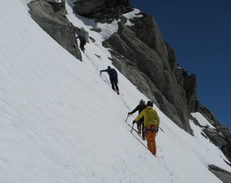 Mont-Blanc du Tacul : Remontée du groupe par un couloir avant de déboucher plus haut sur l’arête