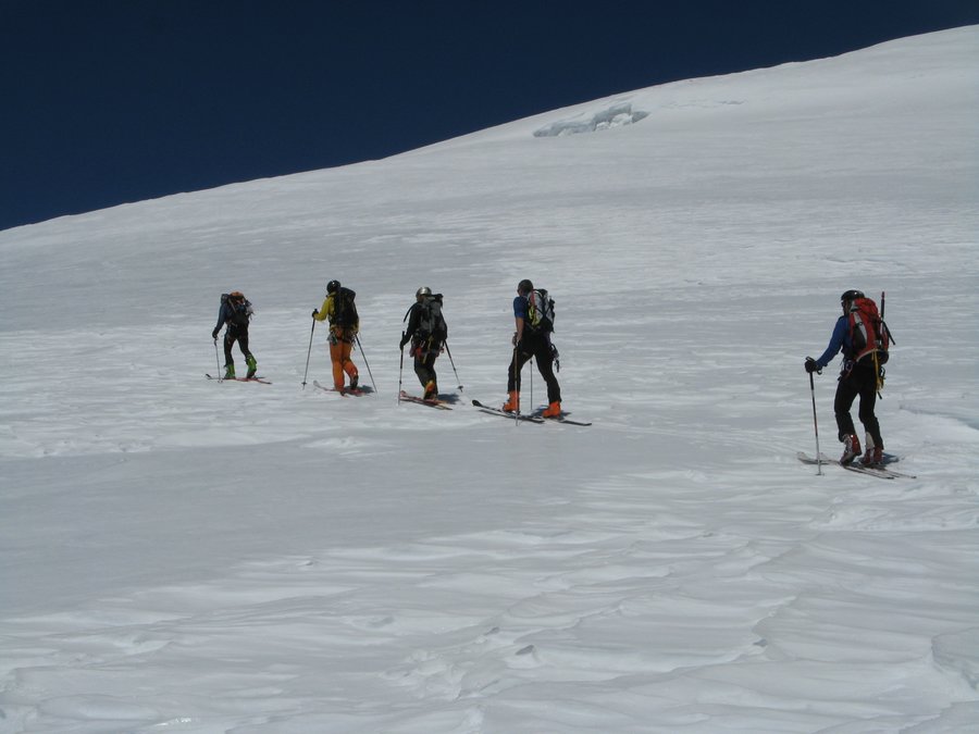 Mont-Blanc du Tacul : Après notre petite visite du coté du Maudit, l'équipe remonte vers le sommet de Tacul
