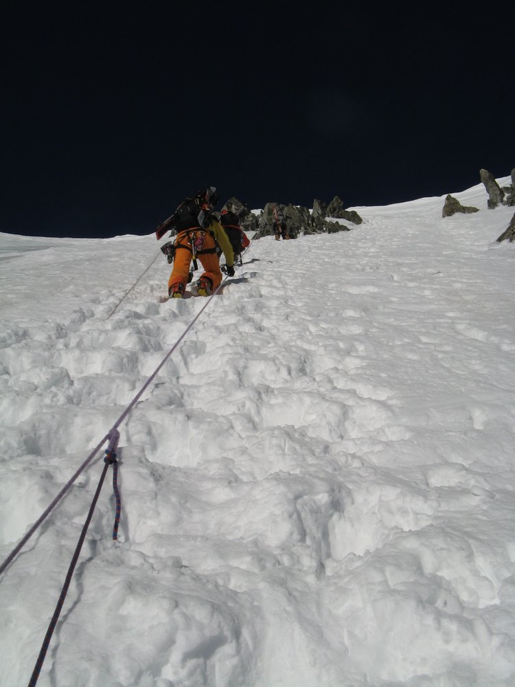 Mont Maudit : Remontée en partie sur corde fixe en direction du Col du Mont-Maudit ( photo prise le lendemain au petit matin )