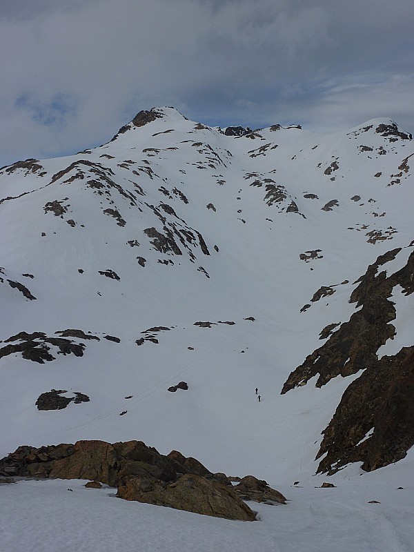 Le vallon d'accès au sommet : Suffisamment enneigé