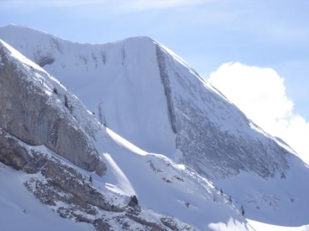Facette NE du Charvin : La facette NE a repris visage humain avec les dernières chutes de neige...
Par rapport à il y a une semaine, ça s'est nettement amélioré, mais les cailloux ne doivent quand même pas être très loin dans le haut
