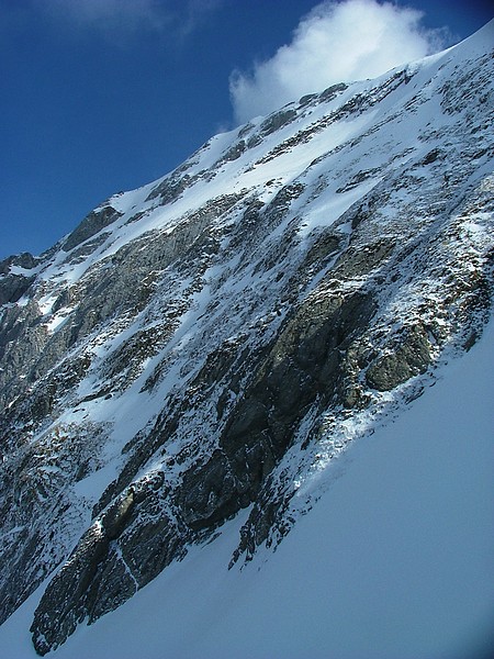 face N du Pécloz : Depuis la remontée, on devine la faille et son entrée à l'aplomb du sommet sur la photo.