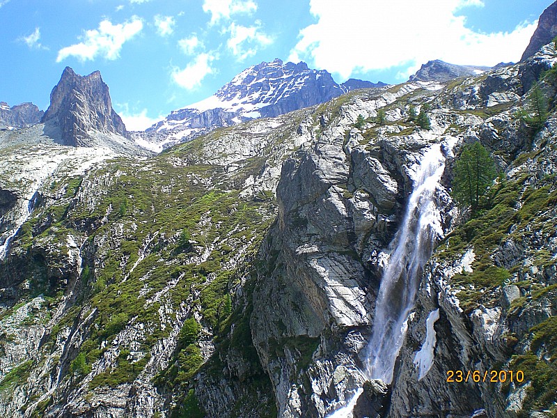Vallée de Rochemolles : Cascade au dessus du refuge Scarfiotti.