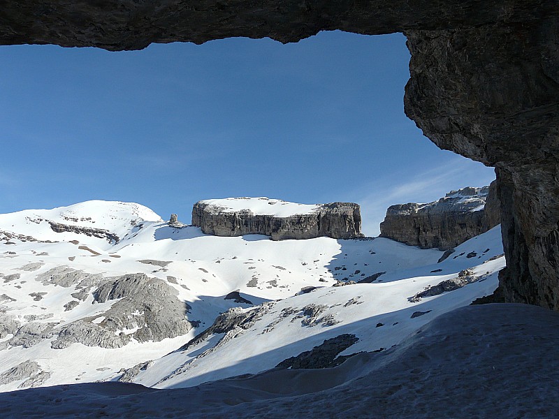 Le Taillon et la brèche : depuis le porche de la grotte Casteret