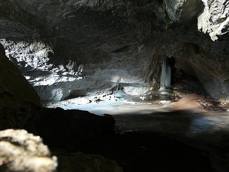 La salle : avec le petit lac gelé