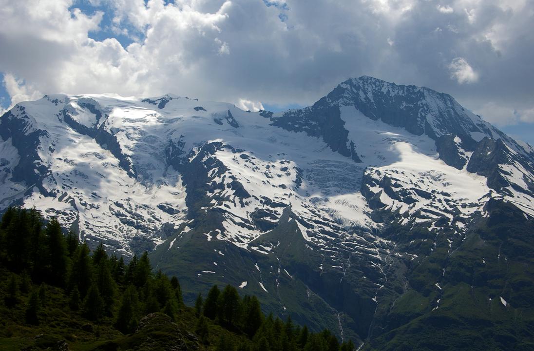 La Savoie : Invité par le Team BSM Alpinism & Trail, j'ai bénéficié d'un excellent pique-nique amical (bière, quiche, lunettes de Romans...) devant une perspective qui rappelle le film LA TRACE... il y a peu encore, le Monal, pays des colporteurs