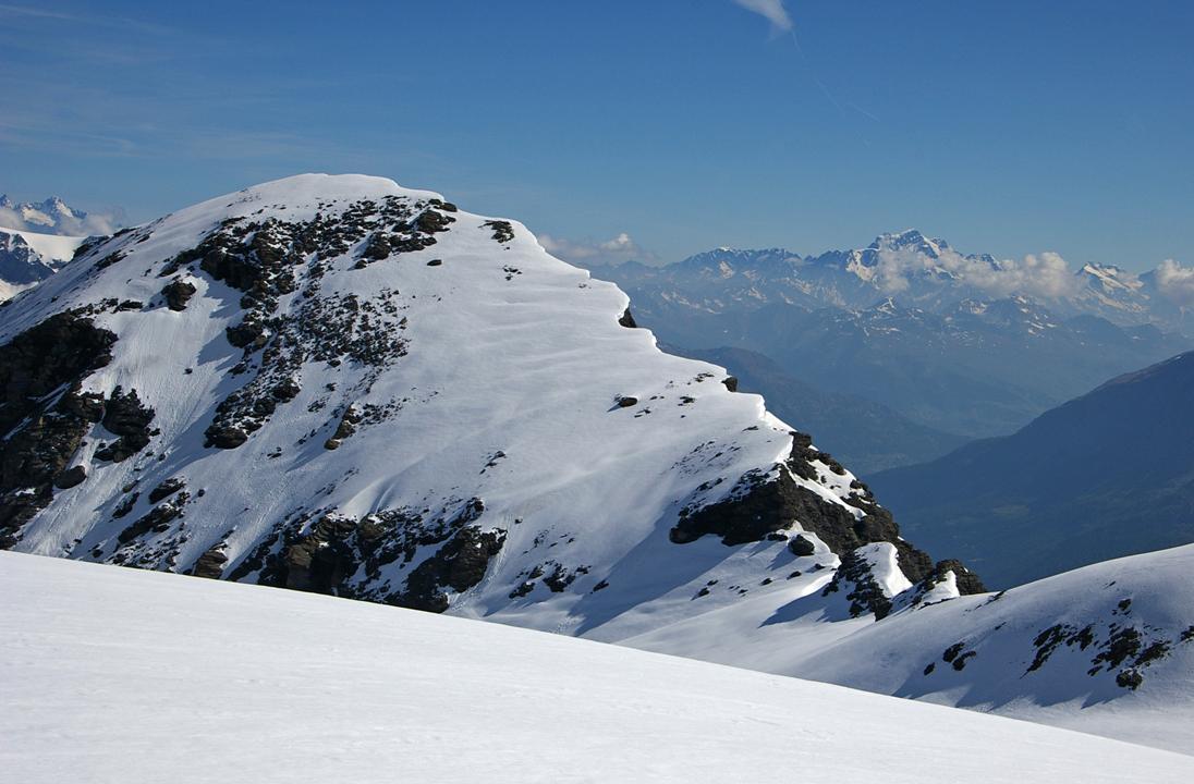 La Pointe des Mines, face W : Retour sur la Pointe des Mines (ou Bec de Suessa) qui vient d'être traversée. L'enneigement abondant de la Face W a réservé un grip en neige non dégelée excellent... une sorte de billard rapide, fuyant, mais très résista