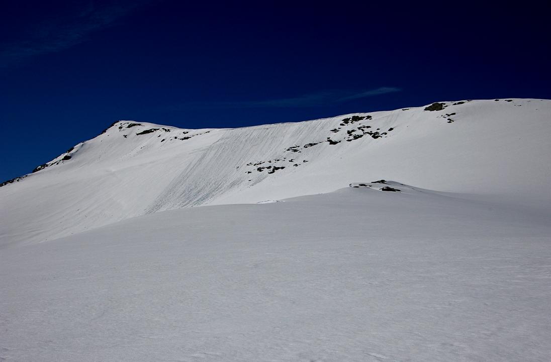 En direction du sommet : Moment de grâce sur le glacier supérieur des Balmes: des grands dômes à remonter... mais de chaque côté, des effondrements que l'on devine.