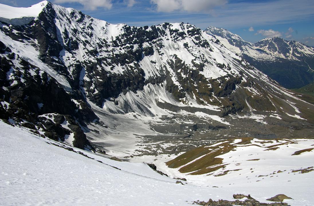 Face à Pierre Pointe : La grande combe du Col des Mines, face à Pierre Pointe, réceptacle à neige particulièrement abondant ce 26/06/2010... neige lissée par les chutes de la semaine dernière... donc pas de sensations de neige de fin de saison.