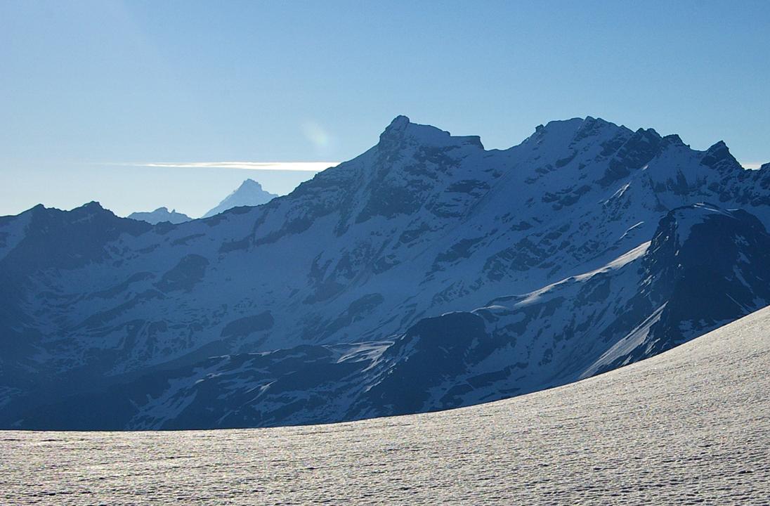 Col des Mines : Arrivée au Col des Mines à 7 heures du matin. Neige compacte et bien regelée. Perspective sur Valgrisenche toujours captivante (quand la saison hélico est finie).
