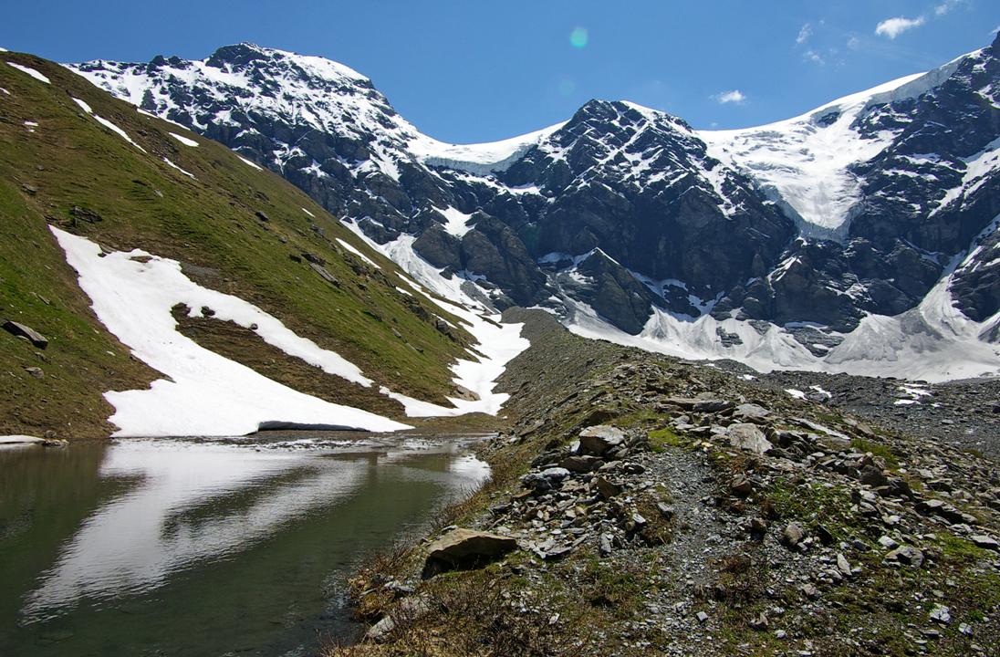 Le canal de ski d'été : Secrêt de la longévité de la course... le canal situé entre les grands versants et la moraine du Glacier Inférieur des Balmes... qui est un piège à neige.