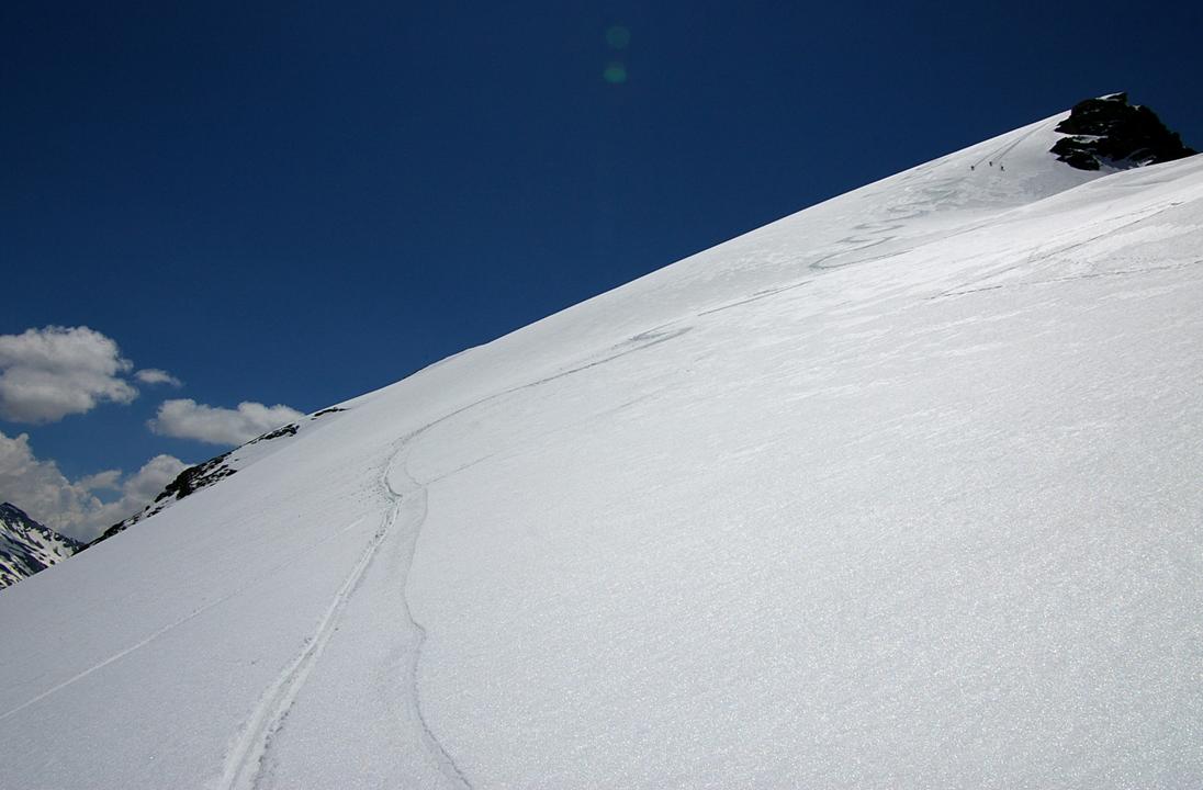 Descente Pte des Mines : Toujours du très bon ski dans la face N de la Pointe des Mines. neige un peu plus profonde sur la partie inférieure du glacier. Le team BSM en mode avance frontale "dré dans le pentu".