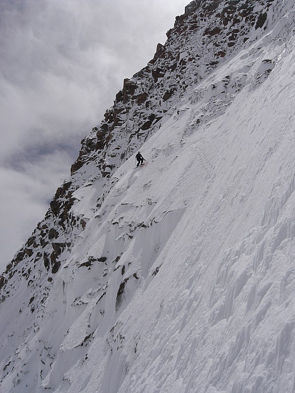 Passage du Z : A la moitié, une petite étroiture verglacée.
C'est le passage le plus délicat à skier de la descente.
