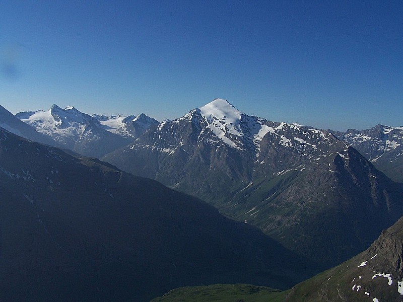 Pointe des Buffettes : Depuis le sommet vu sur ke Charbonnel et la vallée d'Averole.