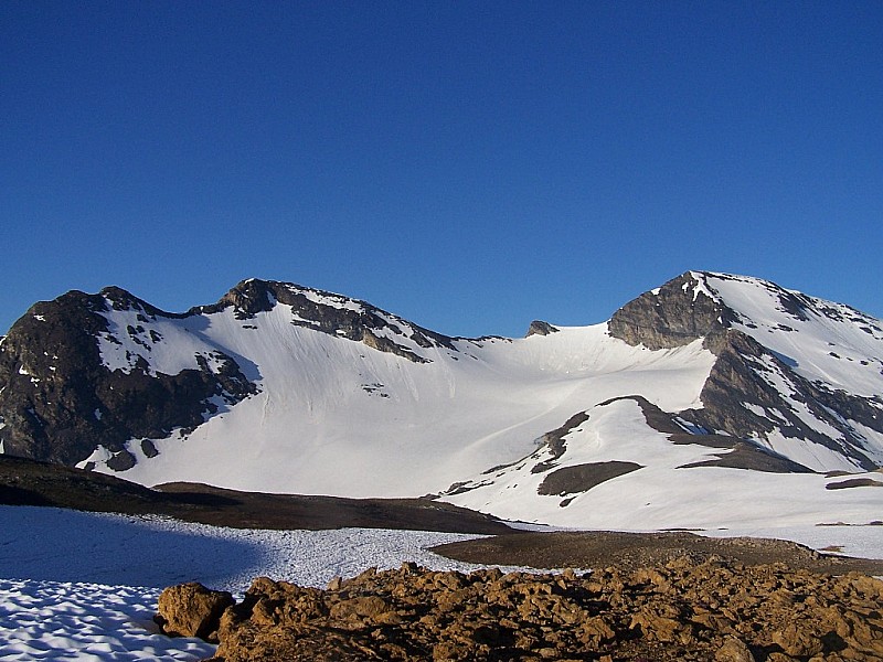 Pointe des Buffettes : Depuis le col 3000, vu sur la pointe des Buffettes au centre et le glacier des Roches, et le signal de Mean Martin à droite.