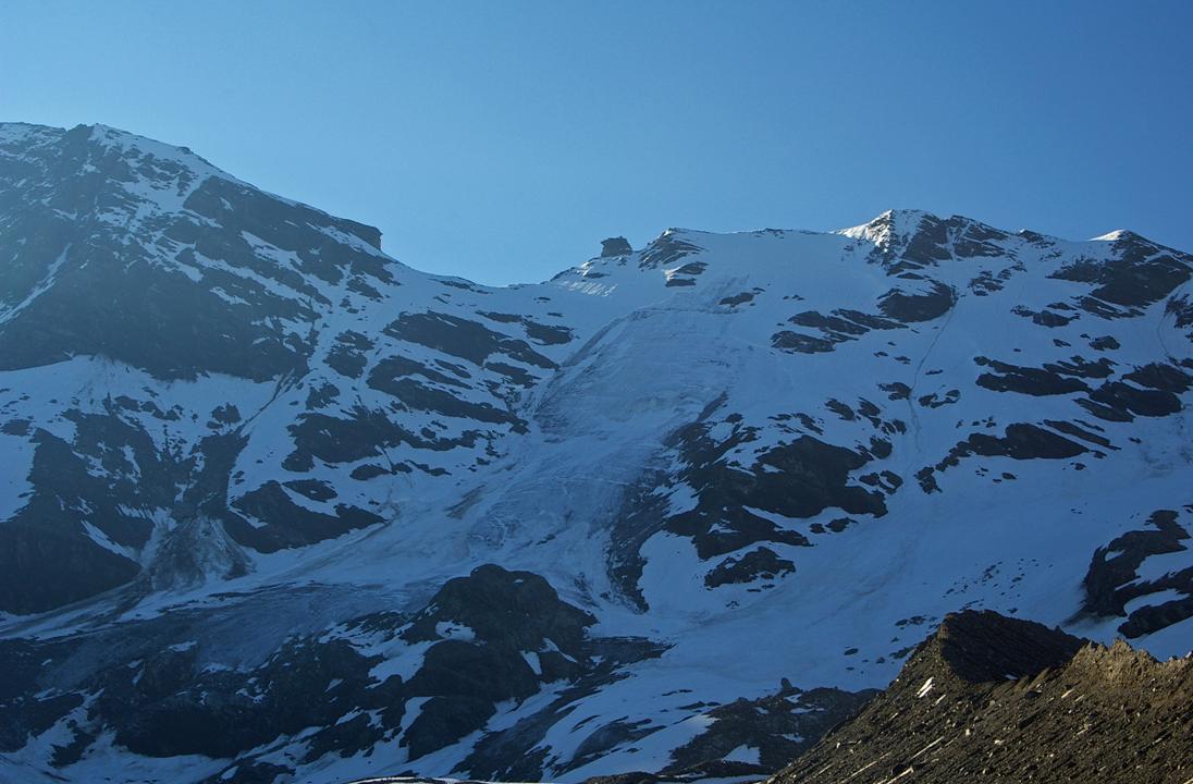 L'avalanche est partie de haut : Après un printemps 2010 généreux en chutes d'altitude... le début d'été chaud semble avoir déjà fait peser sa capacité de ravage. La face s'est dégarnie de son manteau, au niveau des ressauts supérieurs.