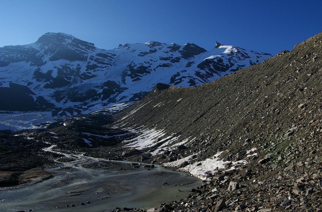 Arrivée au vallon supérieur : Après 800m de montée en baskets... on découvre de vallon glaciaire de l'Invergnau.