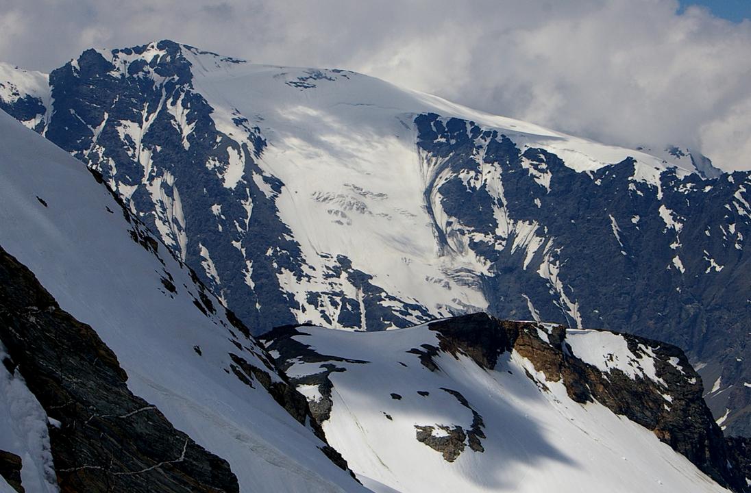 Coup d'oeil sur les Plates : Coup d'oeil sur la chaîne frontière, avec en vis-à-vis, au dessus du plan sommital de la Becca Giasson (premier plan inférieur), la face NE des Plates des Chamois.
