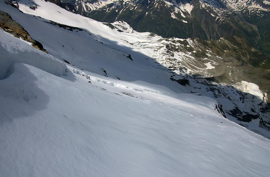 Descente... on y va : Belle neige de grésil sur la partie supérieure... mais sans dégel, grip rude... Attention également aux courts passages où la glace est plus proche, la neige fine masque des éclats de rochers et la glace bulée du glacier lui-mêm
