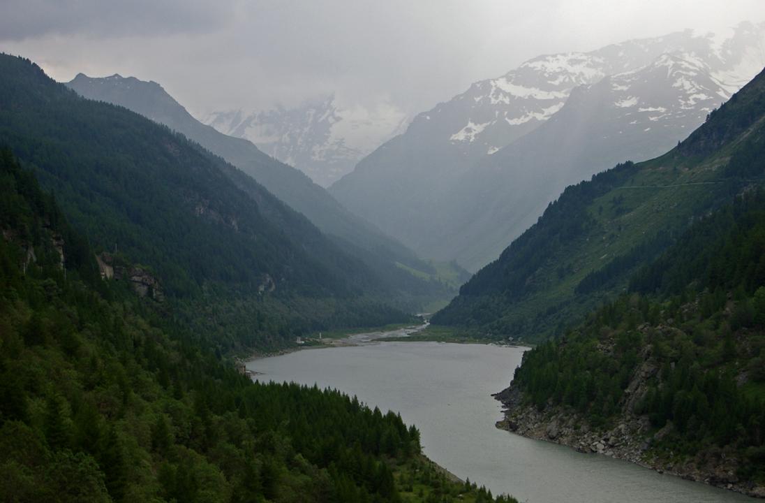 Fin de journée sur le Lac : Le Lac de Beauregard, formé par le barrage non mis en eau de Valgrisenche.