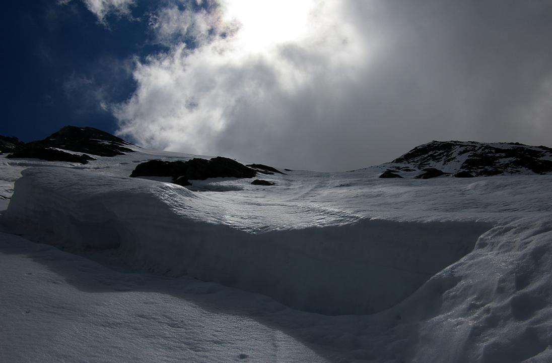 Hauteur du décrochage : La rupture de l'avalanche s'est réalisée sur 1,5m d'épaisseur, raclant toutes les accumualtions jusqu'à la glace. Cette dernière est recouverte maintenant de 5 à 10 cm de neige nouvelle issue des orages (grésil).