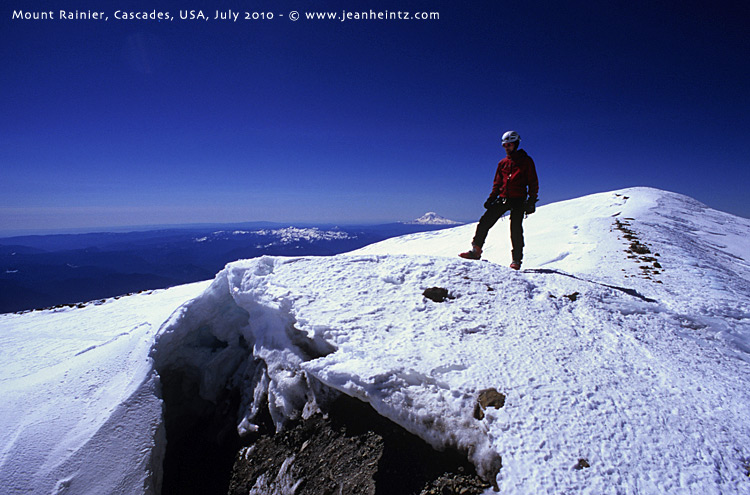 Summit : Robert au sommet, 4392 m au-dessus de Puget Sound. On pense à Amar Andalkar, qui pris dans la tempête a dû passer la nuit dans les fumerolles du cratère... (il s'en est sorti)