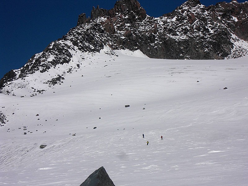 Arrivée au Col de Thorens : Je m'associe à la balade pour ajouter une photo des 3 "bouillants". Il me semblait bien avoir reconnu Veloski, moi je montais à pied. Je me suis arrêté au milieu du glacier de Thorens. Bonne randos à tous.