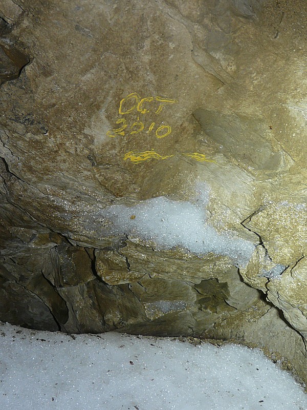 Témoignage de glaciation : Une petite marque histoire de mesurer l'ampleur de la débâcle glaciaire en milieu souterrain!
La marque apparait comme décalée par rapport au niveau de la neige, c'est un effet d'optique dû à la photo.