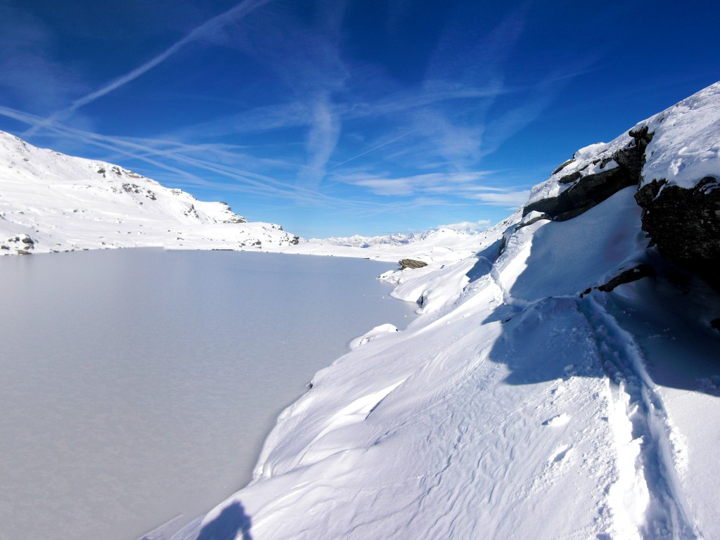 Le Lac de Crintallia : Au fond le Massif du Mont Blanc dans les nuages