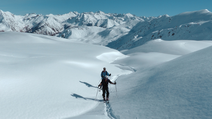 Bel enneigement dans le haut vallon de l'Alpe.
Mt Ténibre et secteur Vens en A/R plan