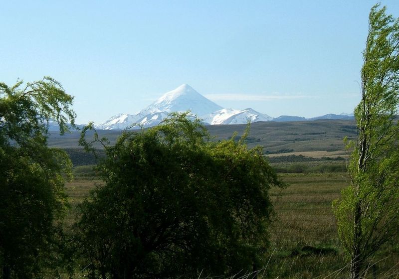Volcan Lanin : Situé à 150 km plus au nord que Bariloche; le sommet se dresse majestueux à 3000 m au-dessus des plaines Patagoniennes.