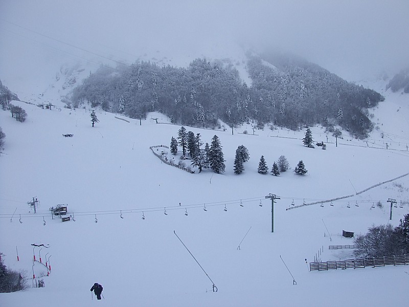Montée : Dans la montée : vue sur le pied des pistes