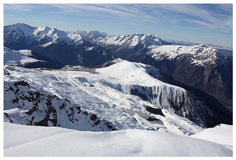 Depuis le Dôme : Depuis le Dôme des Petites Rousses, vue plongeante sur les Lacs et l'Alpe d'Huez. Enneigement très correct.