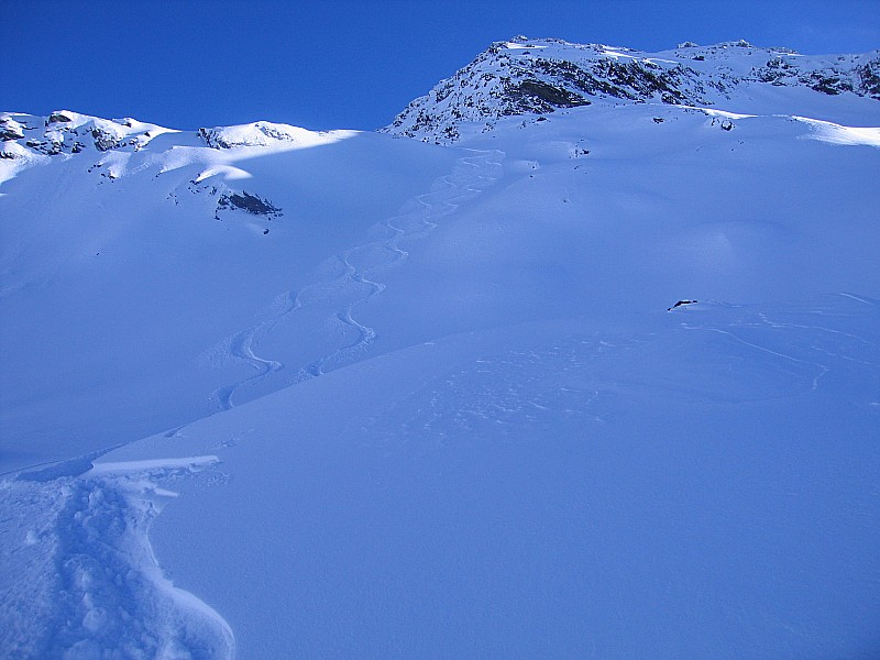 Descente : Retour à Val Thorens par le col situé sous la Pointe de Thorens (repeautage pour 200m +)
Vu la neige cela valait le coup...