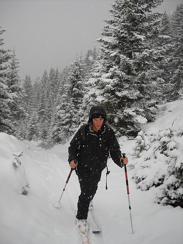 Il neige : Julien à la montée avant le lac de Vernant