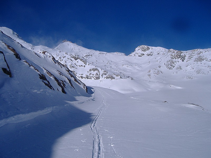 sommet en vue : d'ici il faut traverser le glacier à droite (dans les traces de dameuse!) sinon, en suivant les trace on va à l'Herpie!