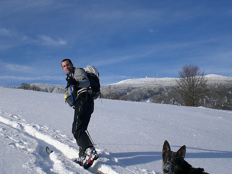 #1 En route pour le sommet : En trame de fond le sommet du Grand Ballon (radar "boule") et monument des "diables bleus". En route pour le sommet : En trame de fond le sommet du Grand Ballon (radar "boule") et monument des "diables bleus".