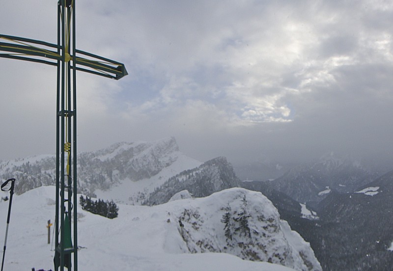 la croix du sommet : heureusement, on a réussit à la redresser..