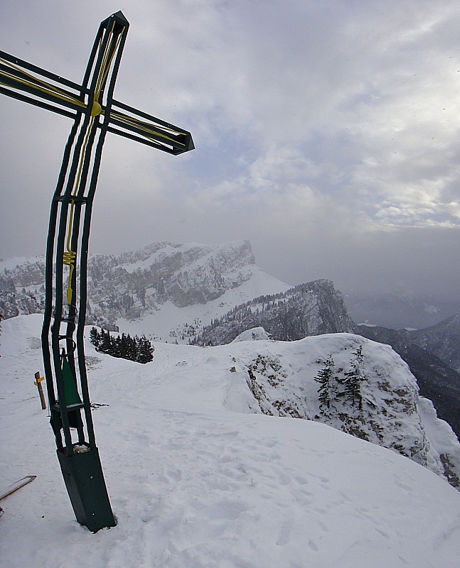 Croix du sommet : Elle a pris un sacré coup!