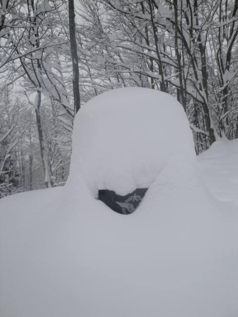 Plaque commémorative : Les aviateurs ont mis leur chapeau...