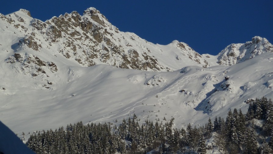 Traces : Les traces dans Tigneux sous un soleil du soir.