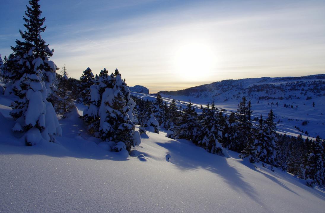 L'Alpe va se coucher : Soleil rasant de fin de journée. C'est l'hiver limpide.
