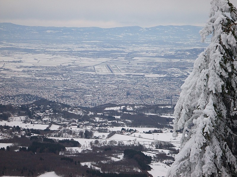 Vue sur la ville : Vue sur Clermont-Ferrand et la plaine de la Limagne rarement aussi blanches en cette saison