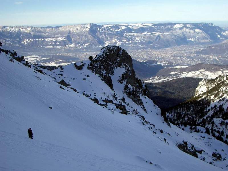 En allant au Pic de Mirebel : La dent caractéristique avant la zone de blocs (vue dans le sens de la descente)