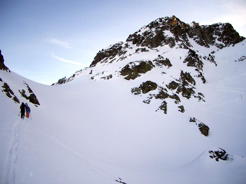 En allant au Pic de Mirebel : Vue de la bifurcation Vaudaine (voir traces à droite) et Pic de Mirebel (col en face)