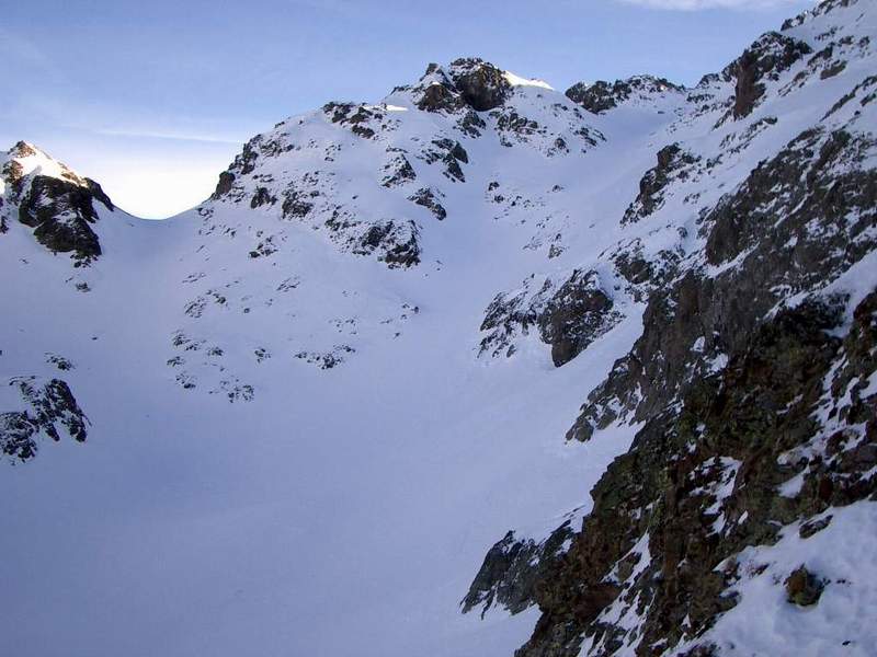 En allant au Pic de Mirebel : La combe terminale(à droite) permettant l'accès au couloir de Mirebel. Dans la combe de gauche, on se dirigera vers la Grande Lauzière. En face, le col de la grande Vaudaine
